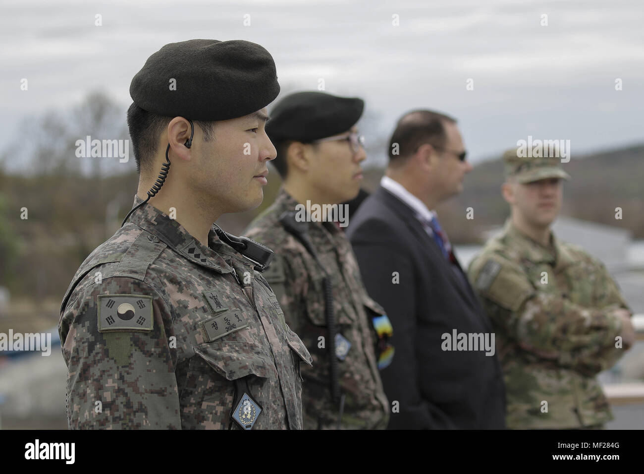 Paju, Seoul, Corée du Sud. Apr 24, 2018. 24 avril 2018, Paju-Korea-South sud-coréen et militaire Militaire UNC montent la garde leur chèque repas à Deaesung Dong Liberté village de DMZ, la Corée du Sud. Sommet inter-coréen qui s'est tenue le 26 avril 2018, deux jours de l'événement de programmation. Credit : Ryu Seung-Il/ZUMA/Alamy Fil Live News Banque D'Images
