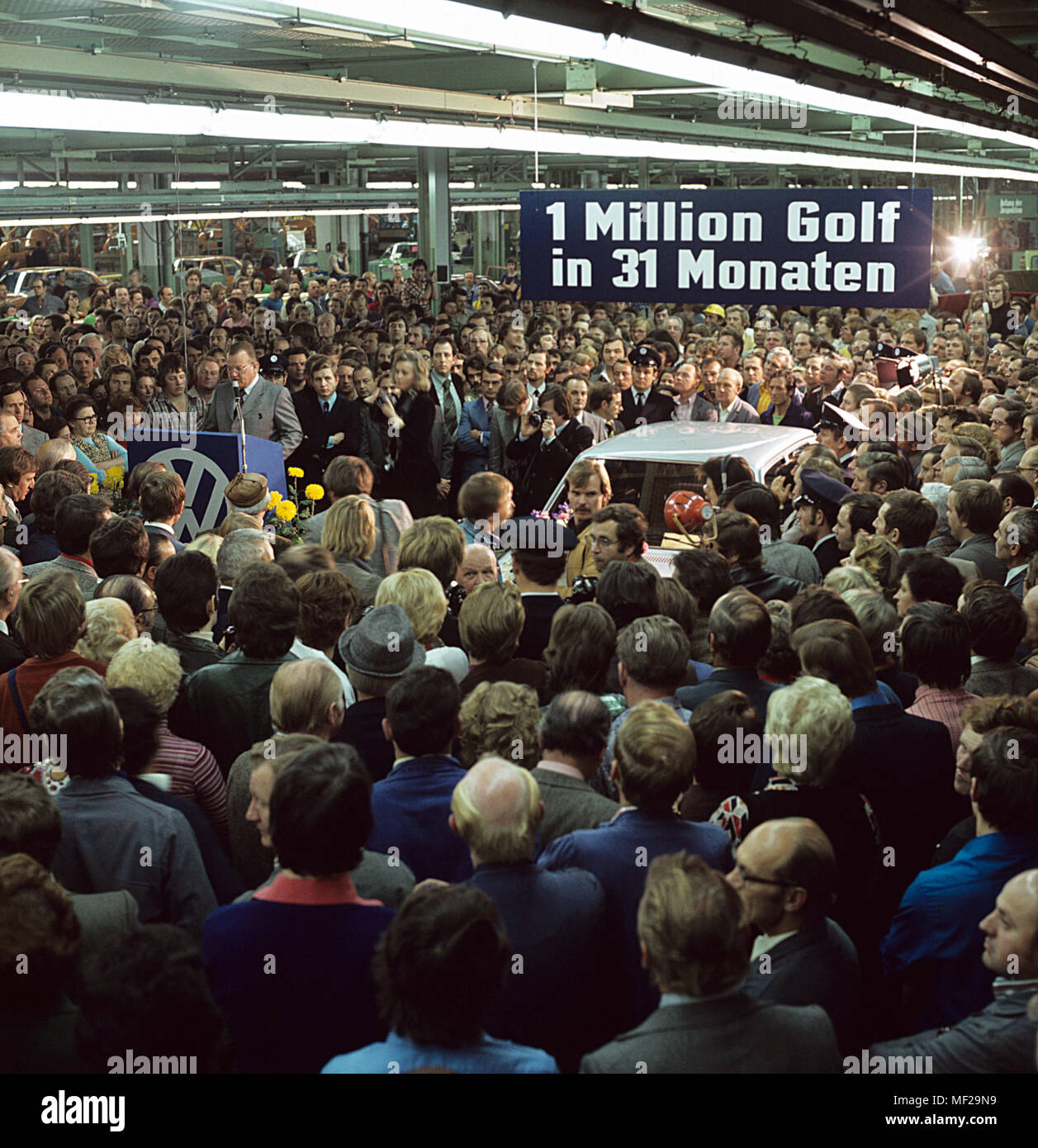 Les employés au cours d'une cérémonie en 1976 à l'usine Volkswagen de Wolfsburg, après la millionième Golf sort de la ligne de production. (C) afp - Rapport d'utilisation dans le monde entier | Banque D'Images