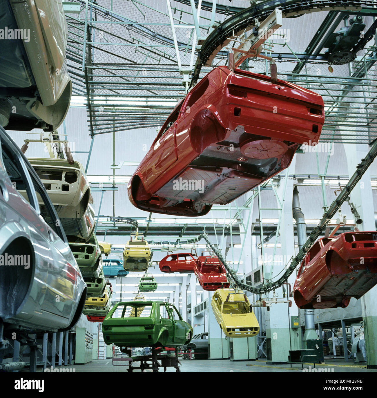 De type Golf Volkswagen neuves sont peints à l'usine Volkswagen de Wolfsbaurg, photographié en 1976. (C) afp - Rapport d'utilisation dans le monde entier | Banque D'Images