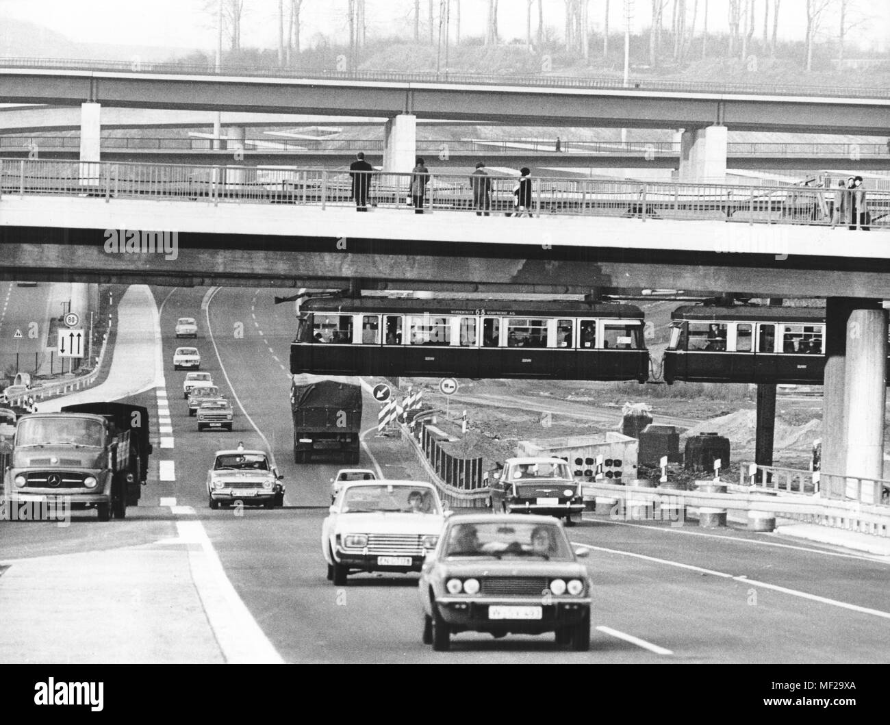 L'Sonnborner croix de l'autoroute Est-Ouest nouvelle connexion entre Wuppertal-Nord et la jonction de l'autoroute Fédérale Dusseldorf-Sud Koln-Oberhausen le 28.11.1972. Avec l'achèvement de l'autoroute fédérale 201, le voyage à travers Wuppertal a été grandement facilitée. Photo : Roland Scheidemann (c) afp - rapport d'utilisation dans le monde entier | Banque D'Images