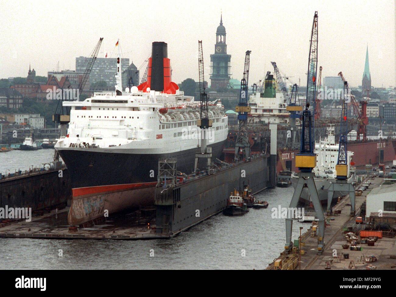 Les Anglais Lusxus "navire de croisière Queen Elizabeth II" se trouve sur le 08.09.1992 dans le deuxième plus grand dock flottant dans le monde dans le chantier naval Blohm & Voss à Hambourg. Le paquebot de luxe s'était échoué sur deux rochers au large de la côte est des Etats-Unis le 7 août et a été gravement endommagé. Après un sceau provisoire dans une cale sèche à Boston, le navire à passagers est actuellement en restauration au chantier naval de Hambourg. Chantiers navals du monde entier ont fait un effort d'environ 50 millions de marks. Les travaux de réparation devraient se terminer d'ici 04.10.1992 jusqu'au prochain voyage prévu. Dans le monde d'utilisation | Banque D'Images