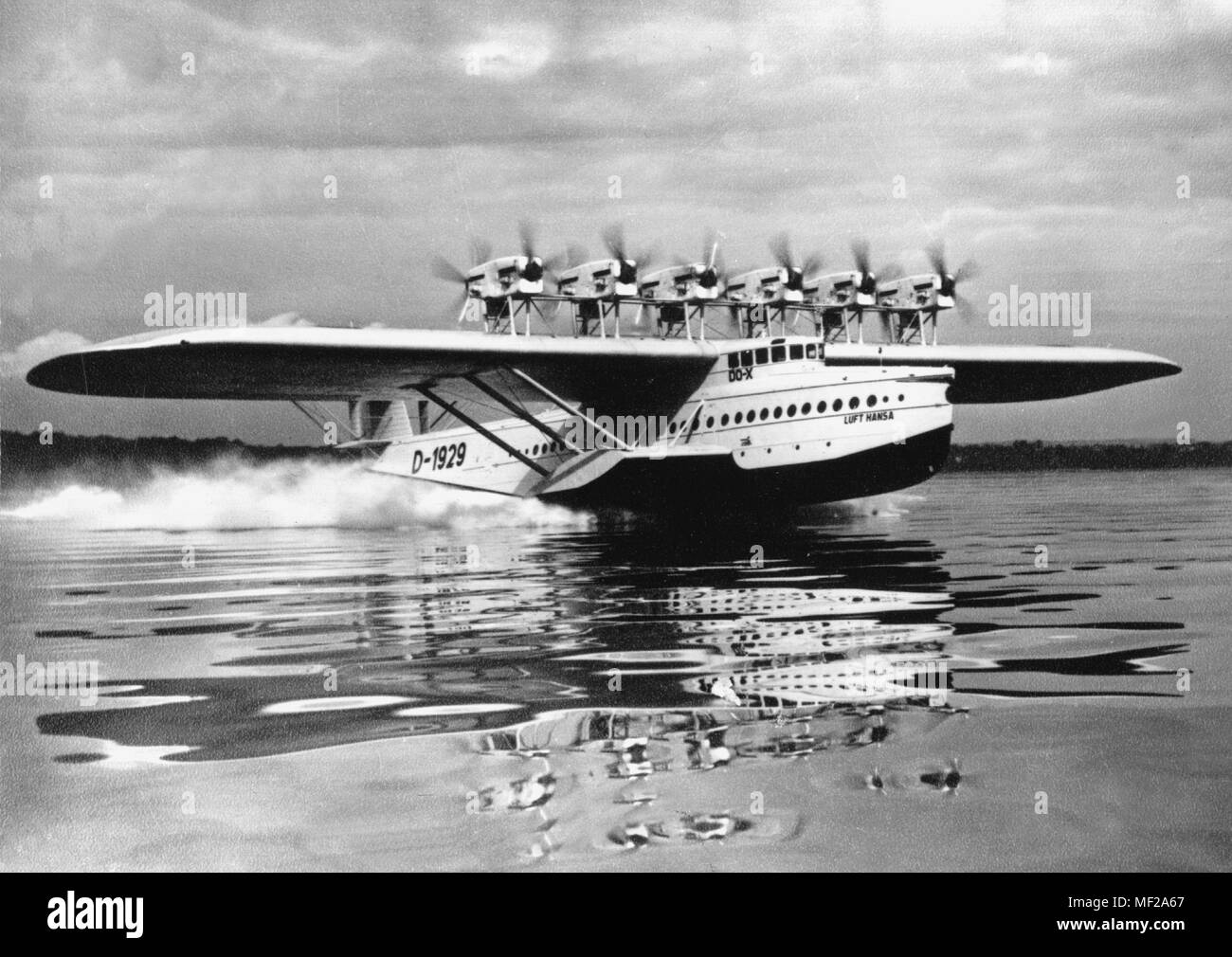 Un 'X' sur l'eau (non daté). La plus célèbre des œuvres de Dornier construit avant guerre Flying Boat a été le taux de 'X'. Construit en 1929, il était équipé de moteurs 12, atteignant un sommet de 1250 mètres de hauteur et une vitesse d'environ 195 km/h. Avec un équipage de 14, elle a été en mesure d'assigner jusqu'à 69 passagers. Dans le monde d'utilisation | Banque D'Images