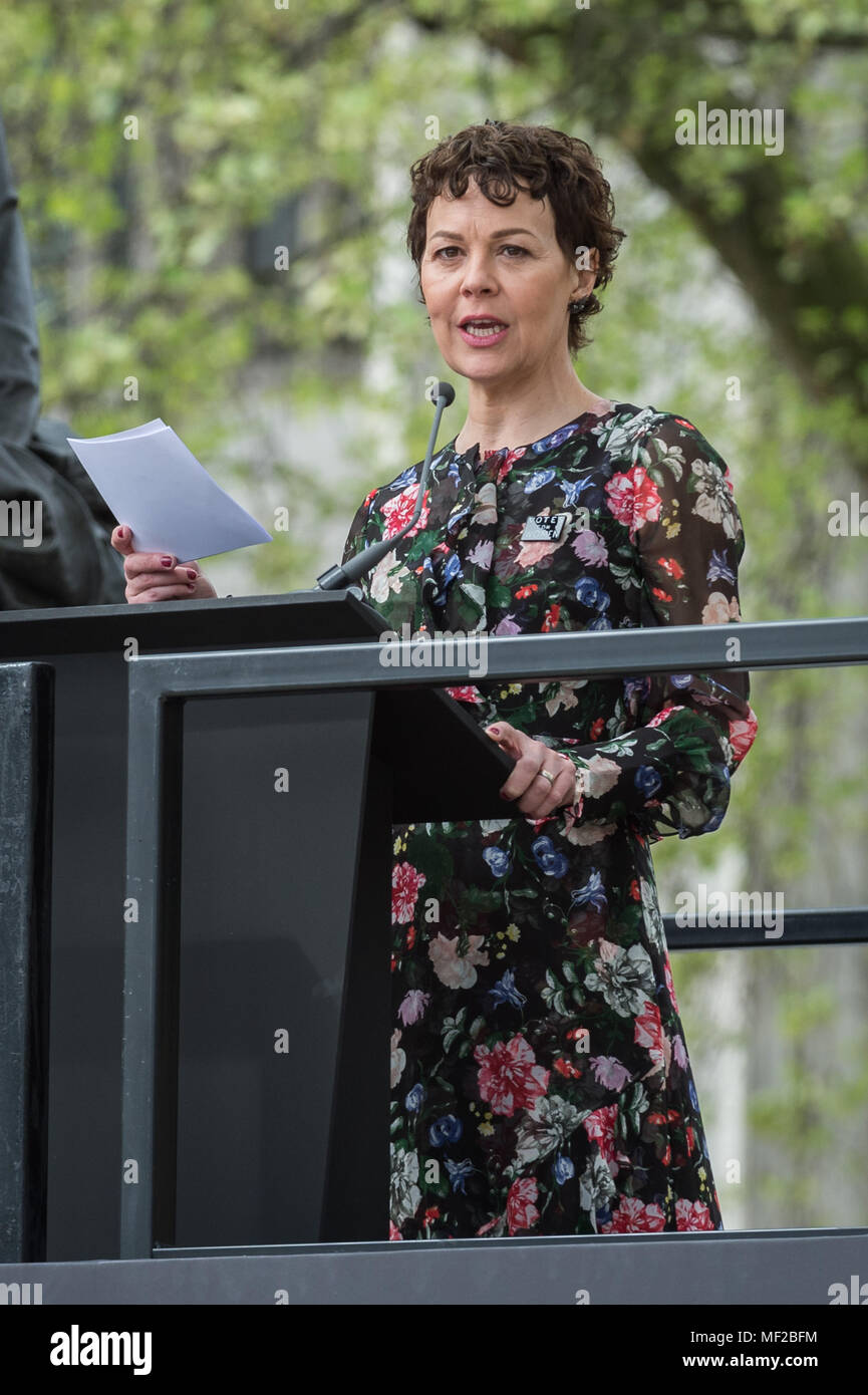 Londres, Royaume-Uni. 24 avril, 2018. L'actrice britannique Helen McCrory lit un texte par Millicent Fawcett au cours de la cérémonie de dévoilement de la statue de la place du Parlement. La première statue d'une femme à la place du Parlement se joint à la gamme de personnages masculins pour marquer le centenaire du vote des femmes en Grande-Bretagne - deux ans après la campagne pour obtenir la représentation des femmes à l'extérieur du palais de Westminster a commencé. Crédit : Guy Josse/Alamy Live News Banque D'Images