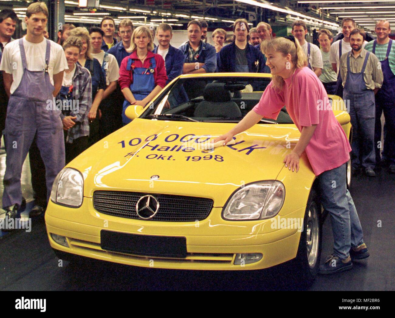 L'un des employés de la production SLK de l'usine Mercedes-Benz à Brême polit symboliquement le capot de la SLK 100 000e voiture de sport sur la ceinture de finition de l'assemblage final, sort de la chaîne d'assemblage, le 4 octobre 1998. 250 de ces roadsters SLK sont produits chaque jour par environ 3 000 employés dans la Mercedes ville hanséatique. Dans le monde d'utilisation | Banque D'Images