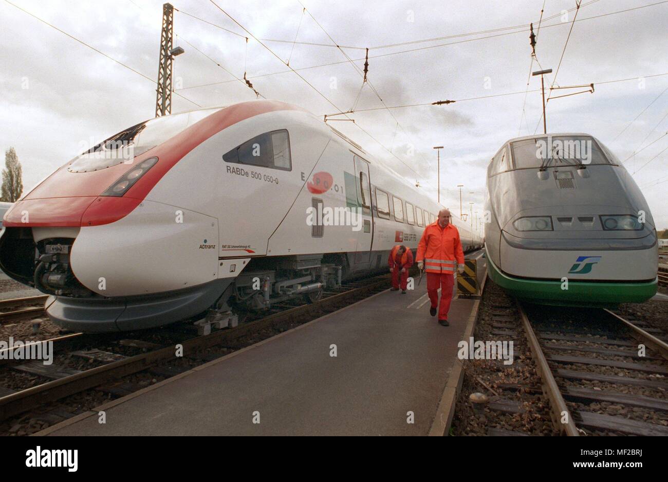 Le train à grande vitesse Suisse ICN (l) et le train express de l'Italien 500 ETR arriver sur du 26.10.1998 à la gare Berlin-Grunewald. L 'Tempostars on rails' participent à une rencontre de trains à grande vitesse, '98', à Eurailspeed se tiendra dans la capitale du 30 octobre au 1 novembre. Dans le monde d'utilisation | Banque D'Images