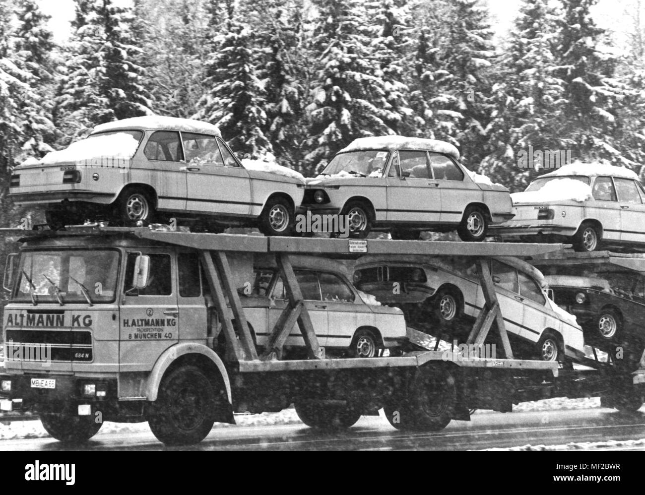 Sur le chemin de leur premier enregistrement ces nouvelles voitures BMW le 10 avril 1975 sur l'autoroute Munchen-Salzburg inopinément surpris par le retour de l'hiver. Les véhicules sont couverts d'une épaisse couche de neige. Dans le monde d'utilisation | Banque D'Images