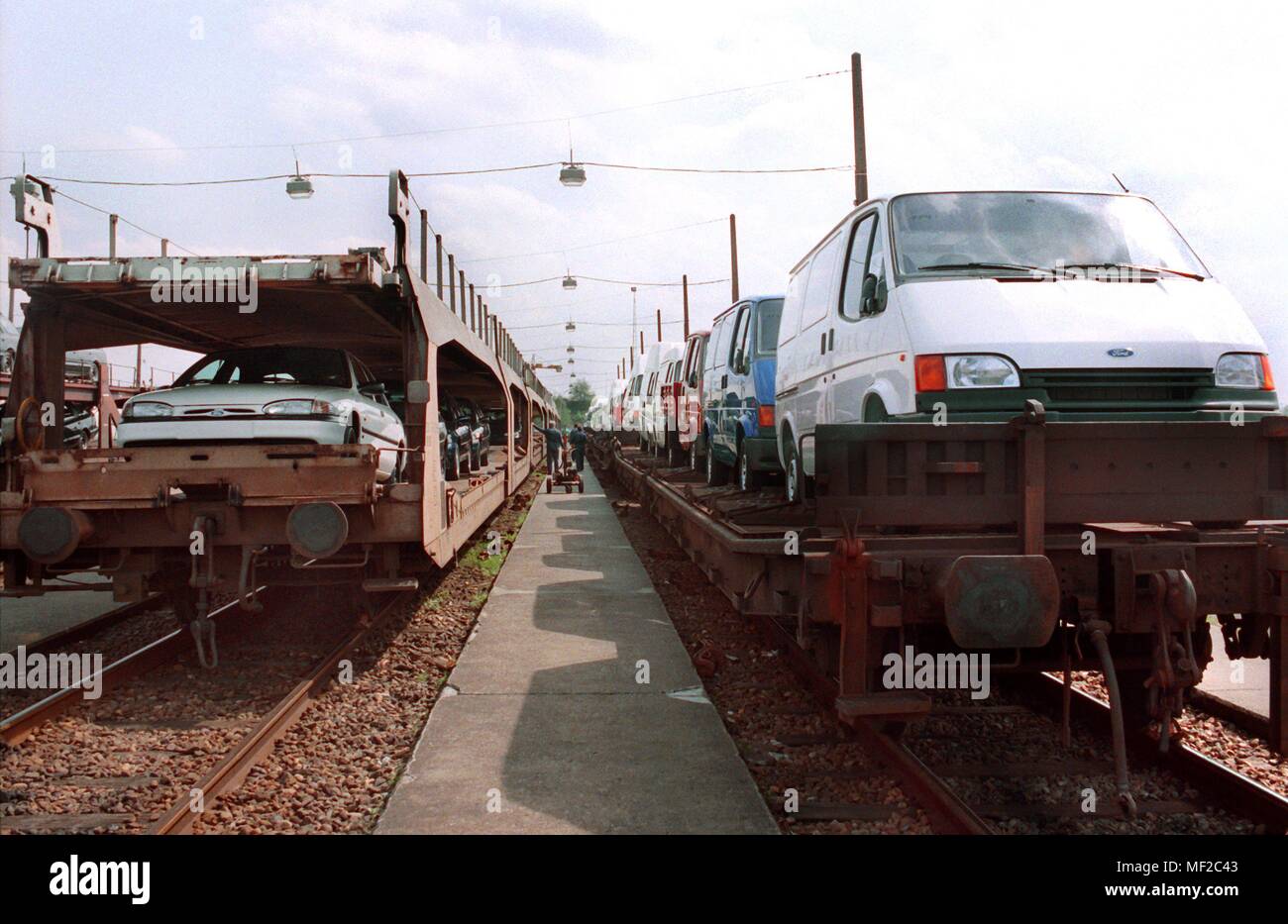 Le chargement terminé voitures sur des wagons de marchandises pour les transports par chemin de fer dans les locaux de Ford-Werke AG à Genk, en Belgique. Prises le 23 avril 1993. Dans le monde d'utilisation | Banque D'Images