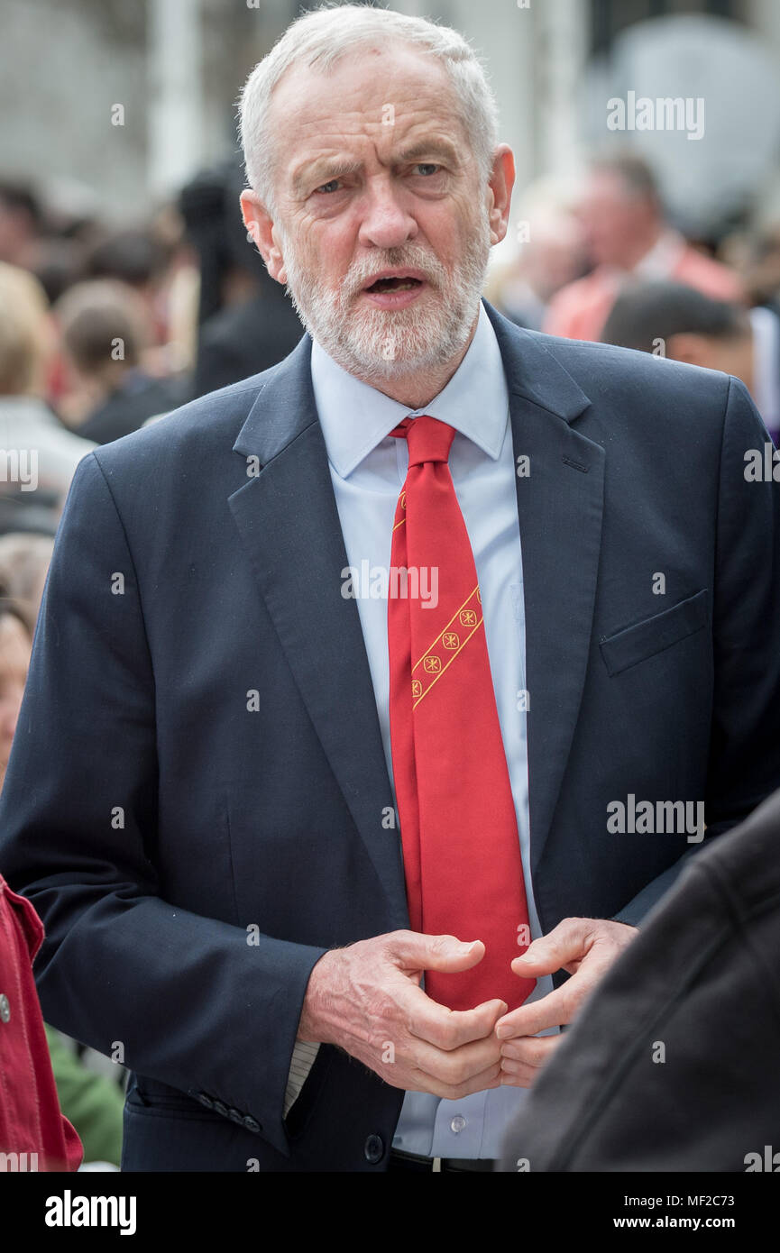 Londres, Royaume-Uni. 24 avril, 2018. Leader syndical, Jeremy Corbyn MP, assiste à la cérémonie de dévoilement de Millicent Fawcett dans la place du Parlement. La première statue d'une femme à la place du Parlement se joint à la gamme de personnages masculins pour marquer le centenaire du vote des femmes en Grande-Bretagne - deux ans après la campagne pour obtenir la représentation des femmes à l'extérieur du palais de Westminster a commencé. Crédit : Guy Josse/Alamy Live News Banque D'Images