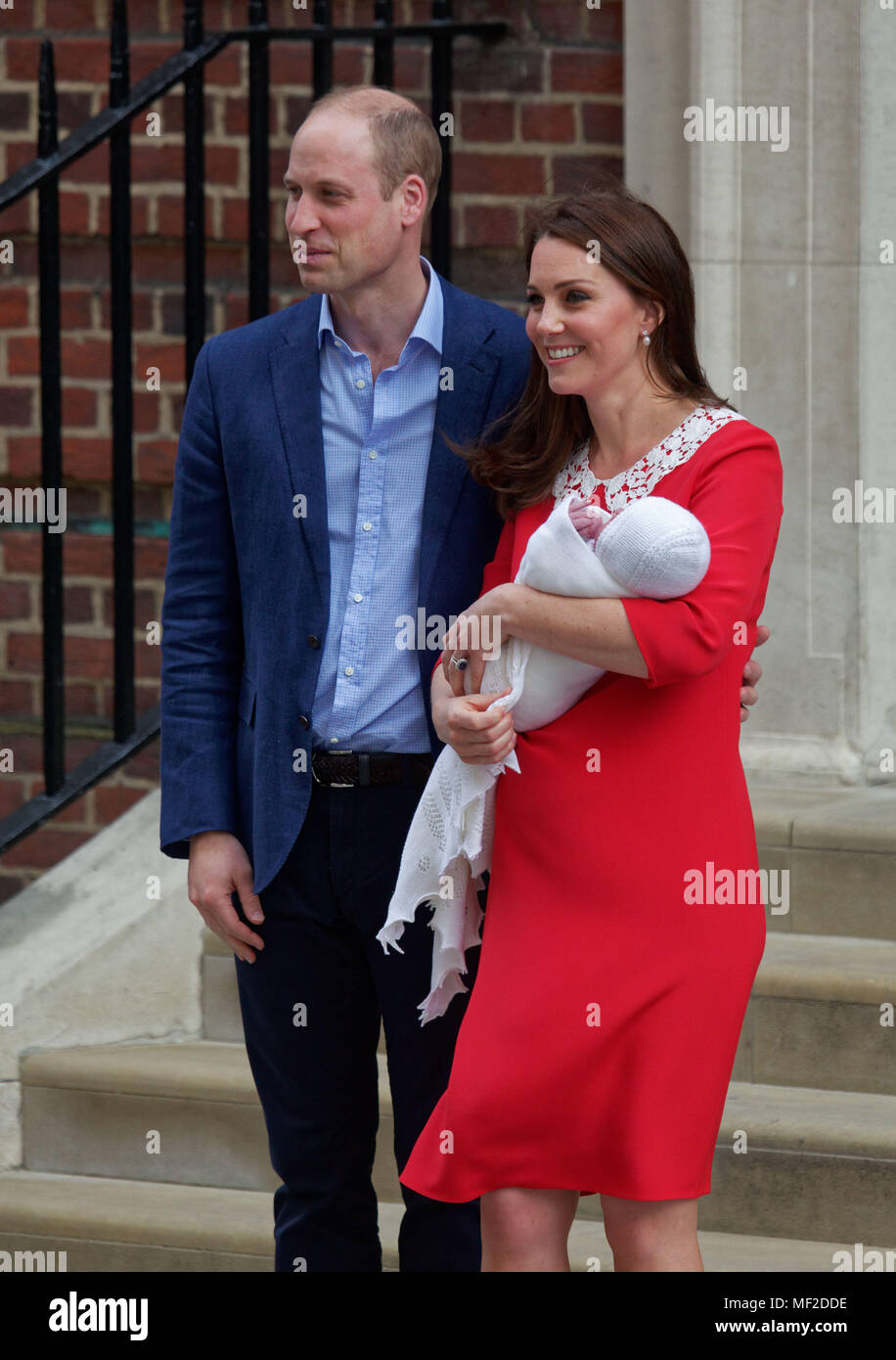 Londres, Royaume-Uni - 23 avril 2018 le Prince William, duc de Cambridge et Kate Middleton, Catherine, duchesse de Cambridge montrent leur nouveau bébé fils, Louis Arthur Charles, qu'ils quittent l'aile Lindo de l'Hôpital St. Mary, Paddington, Londres, Angleterre, Royaume-Uni, Europe. Le bébé sera connu sous le nom de Prince Louis de Cambridge et est cinquième dans la ligne de succession au trône. Photographe : Equinox dispose d Date : 20180423 Banque D'Images