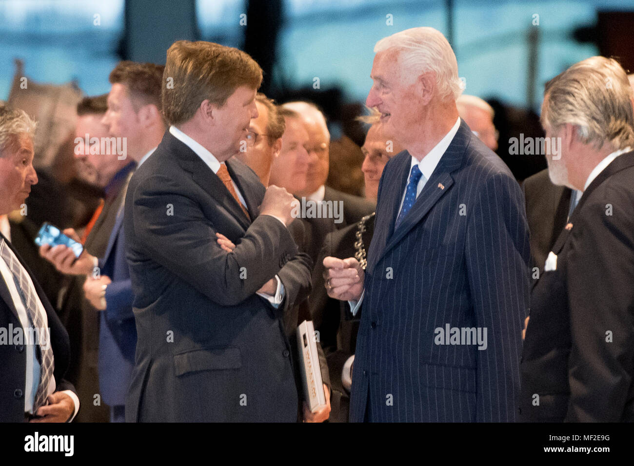 Soest, Pays-Bas. Apr 24, 2018. Le roi Willem-Alexander des Pays-Bas à la Nationaal Militair Museum à Soest, le 24 avril 2018, pour ouvrir l'exposition 'Willem', à propos de la guerre de Quatre-Vingts Ans qui a commencé il y a 450 ans : Crédit Albert Nieboer/Pays-Bas/Point de vue - pas de câble · SERVICE Crédit : Albert Nieboer/Royal Press Europe/PRE/dpa/Alamy Live News Banque D'Images