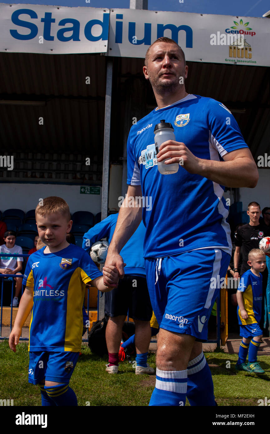 Port Talbot Town Academy u'8s entraîner les équipes avant le coup d'envoi. Port Talbot Town 1-3 Llanelli Ville. 21/4/18. Banque D'Images