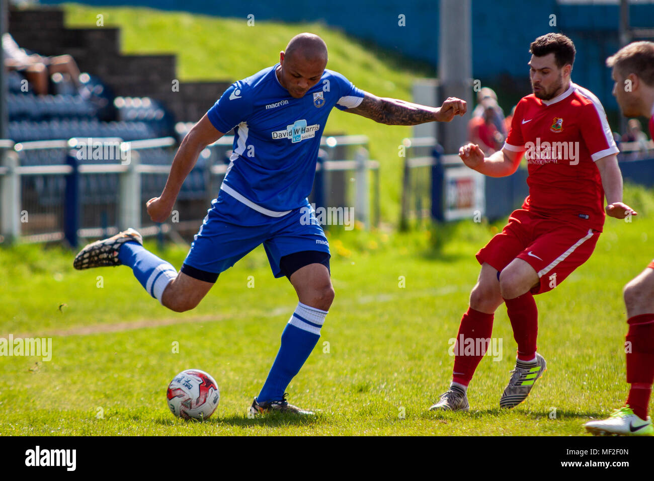 Port Talbot Town dvd/Manager Cortez Belle traverse la balle. Port Talbot Town 1-3 Llanelli Ville. 21/4/18. Banque D'Images