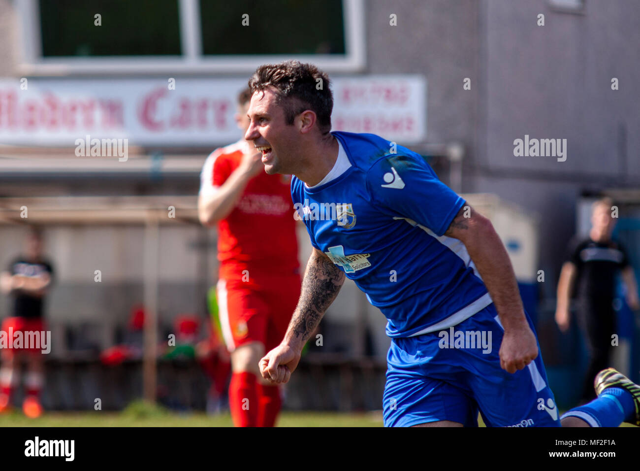 Port Talbot Town terrain Chris Keane égalise contre Llanelli Ville. Port Talbot Town 1-3 Llanelli Ville. 21/4/18. Banque D'Images