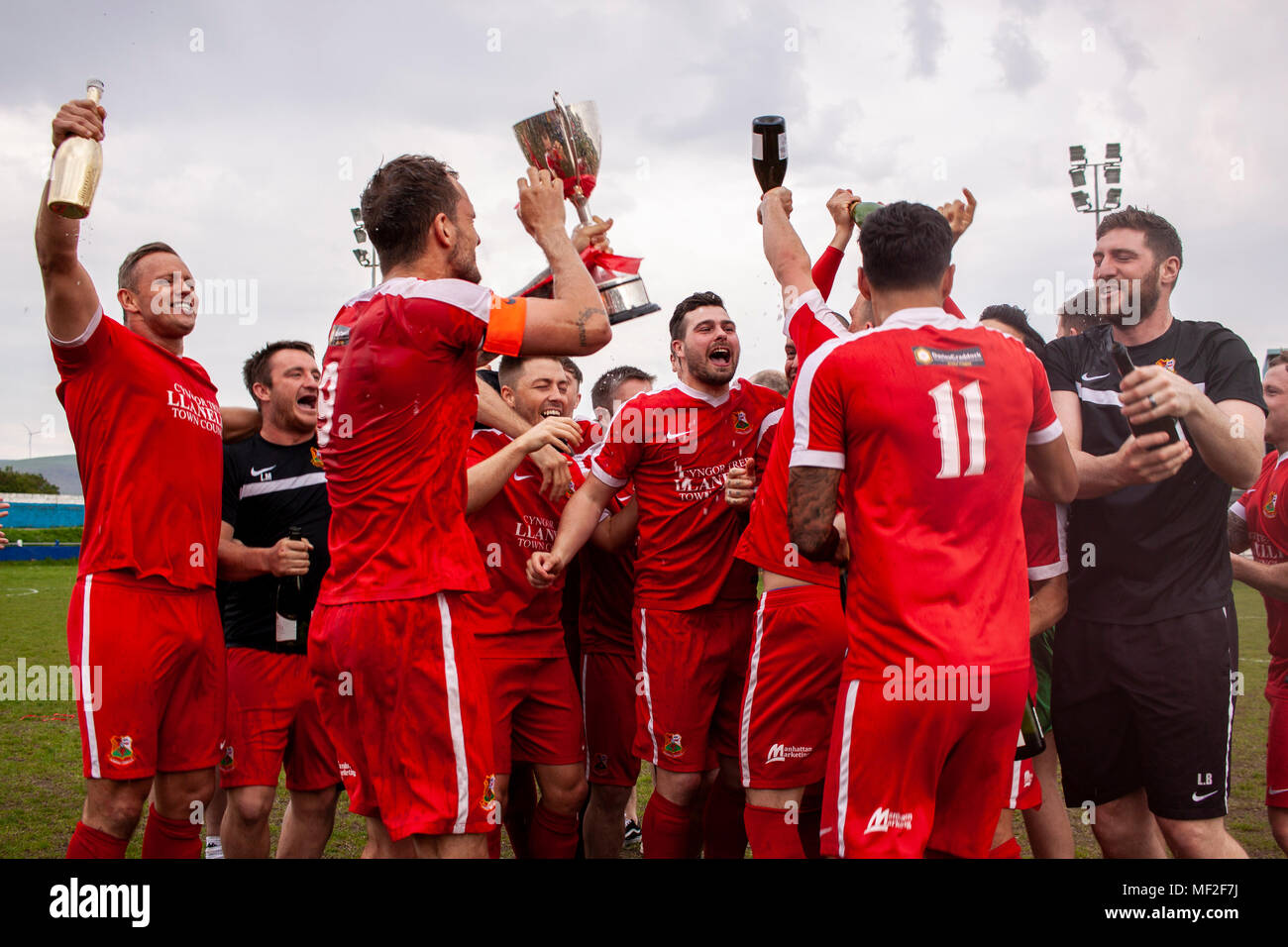 Llanelli Ville célébrer devenir ligue mondiale de la division 1 Champions. Port Talbot Town 1-3 Llanelli Ville. 21/4/18. Banque D'Images