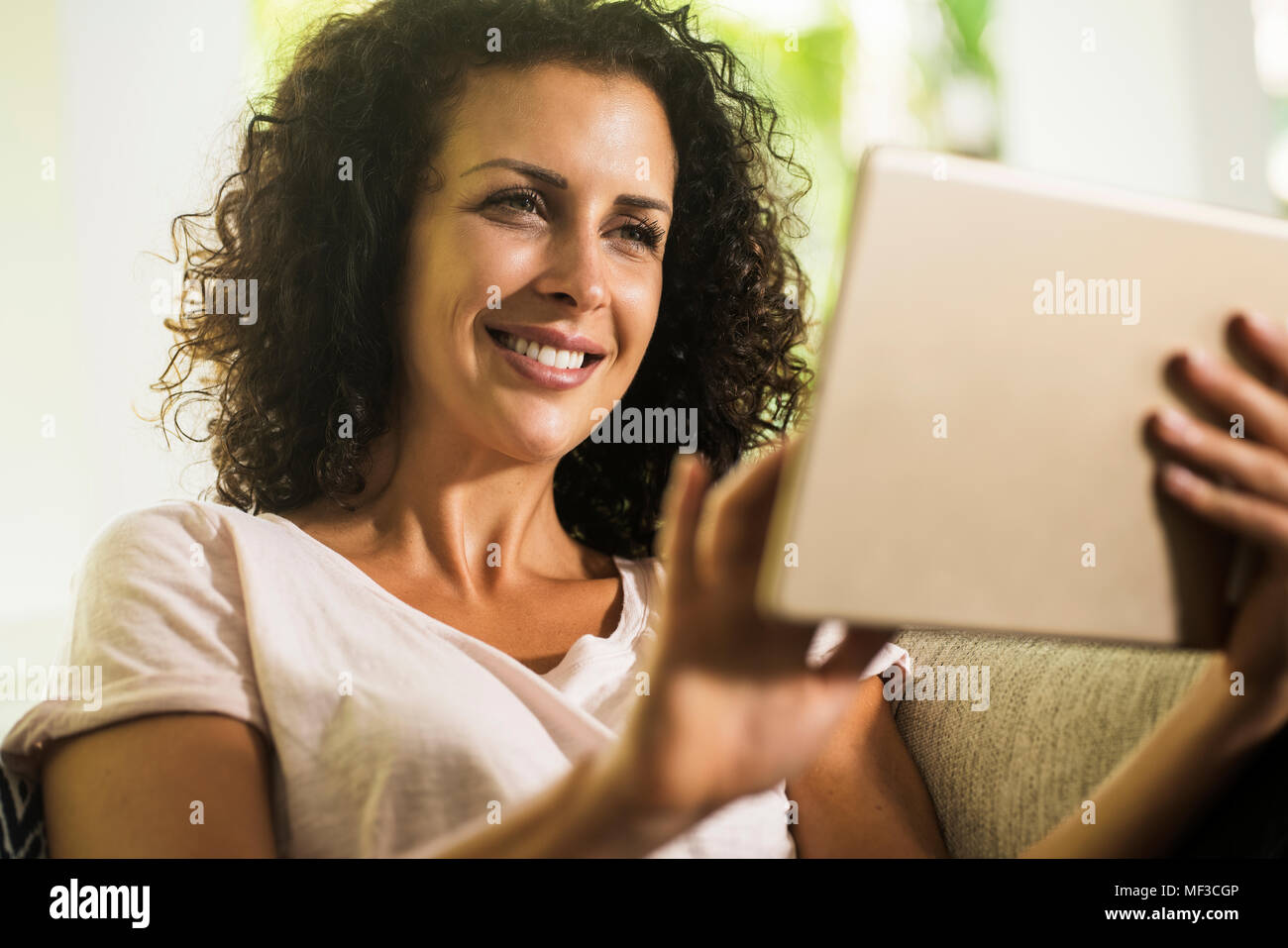 Portrait of smiling woman using tablet Banque D'Images