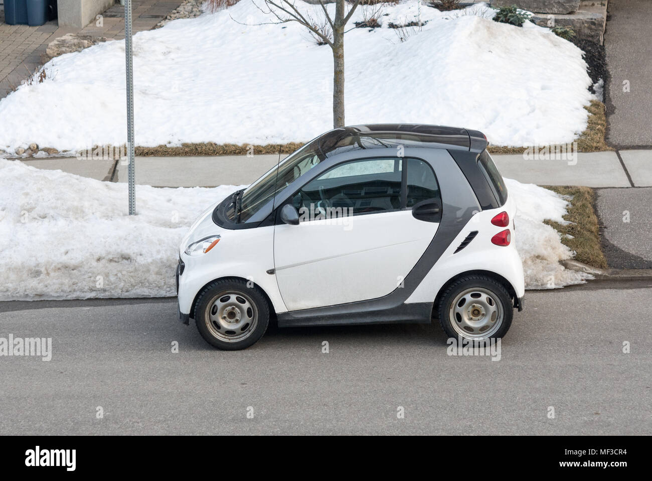 Une petite ville, voiture garée sur la route garée près de la chambre Banque D'Images