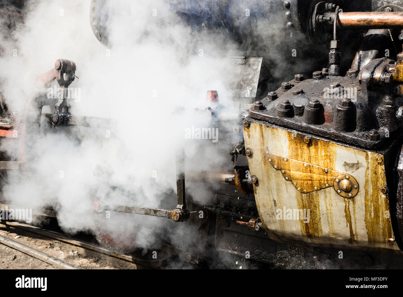 Darjeeling, Inde, le 3 mars 2017 : le cylindre à vapeur avec des vannes du célèbre train à vapeur en Inde Darjeeling Banque D'Images