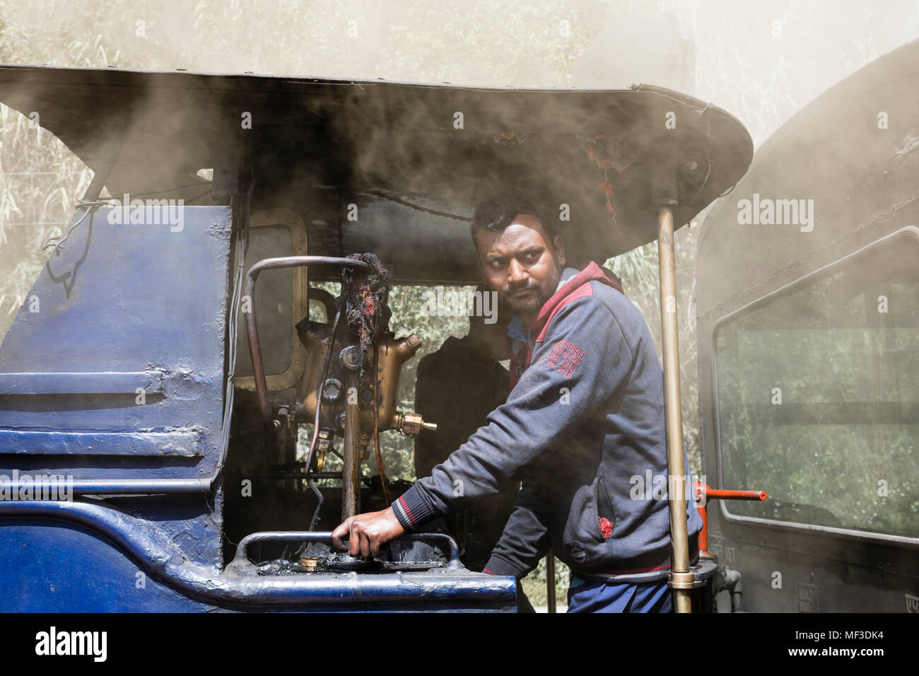 Darjeeling, Inde, le 3 mars 2017 : Le conducteur de locomotive locomotive à vapeur entraîne le célèbre petit train à Darjeeling Banque D'Images