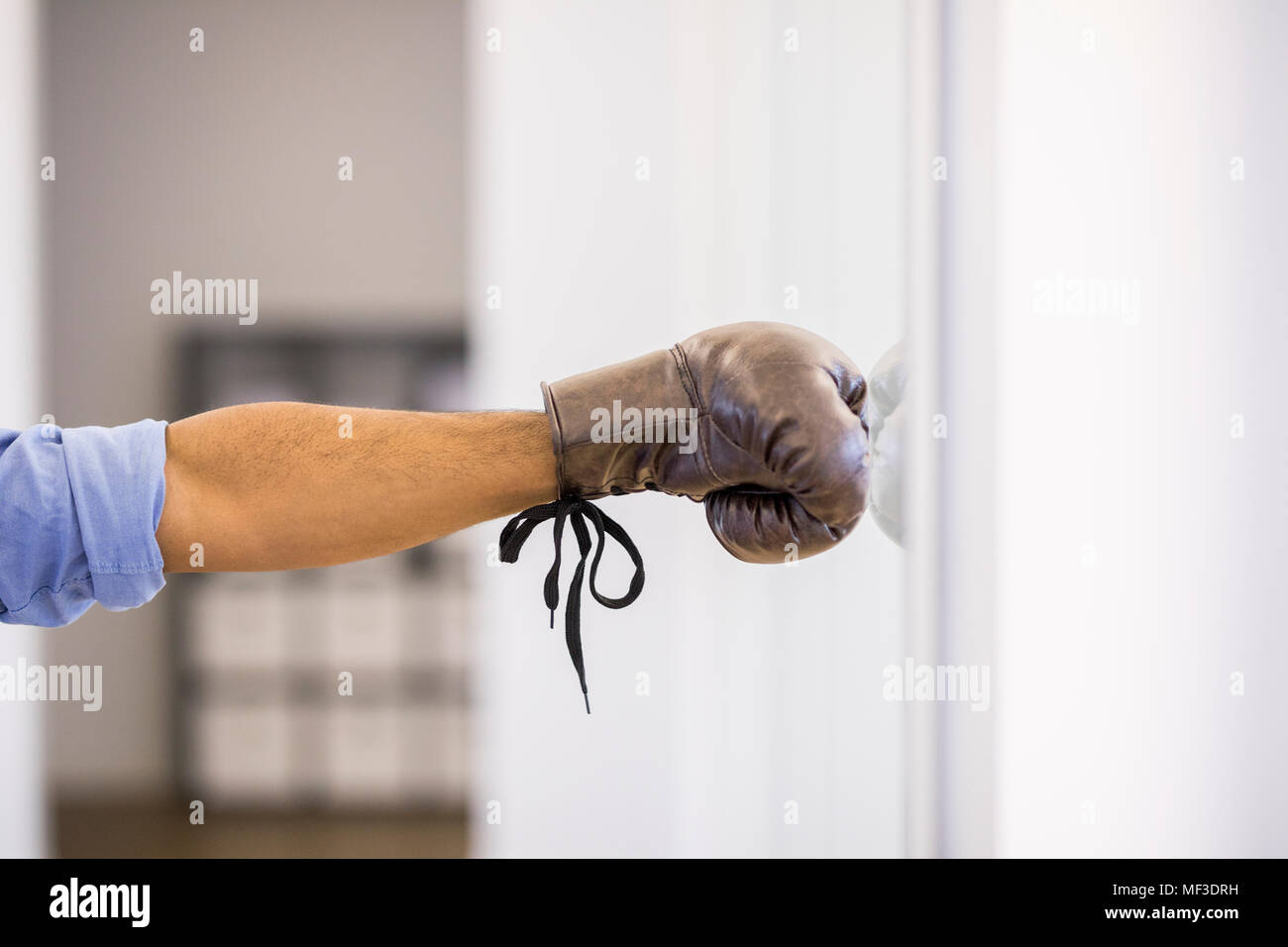 Bras de businessman with boxing glove Banque D'Images