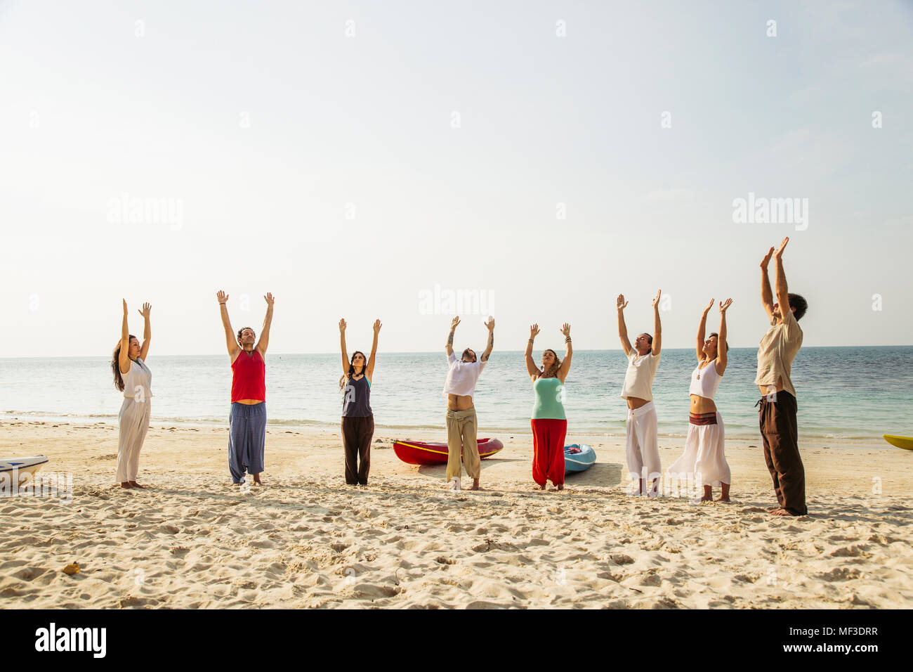 La Thaïlande, Koh Phangan, groupe de personnes faisant du yoga sur une plage Banque D'Images