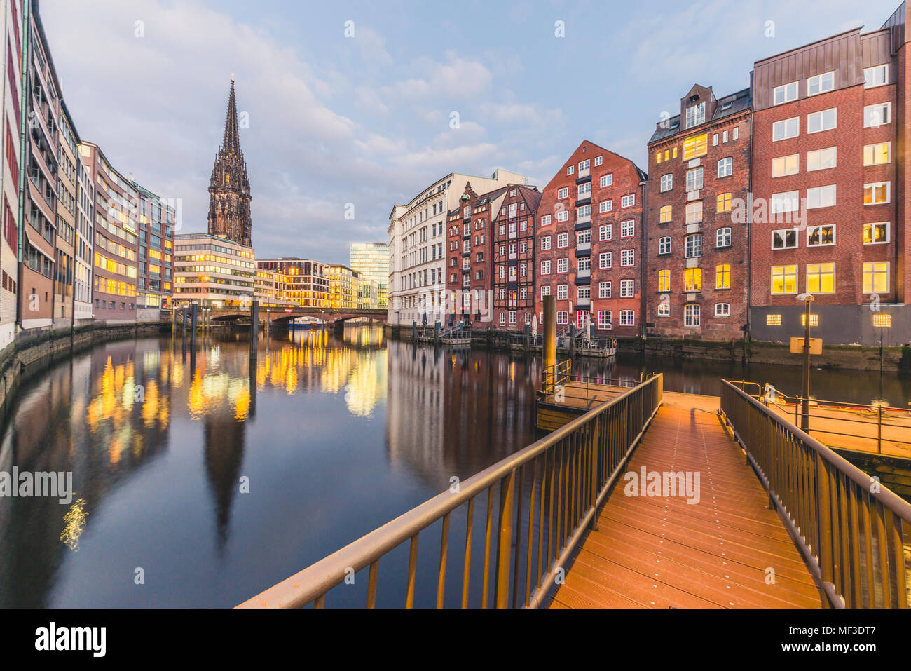 Allemagne, Hambourg, Nikolai flotte et de la Saint-Nicolas, Église dans la soirée Banque D'Images