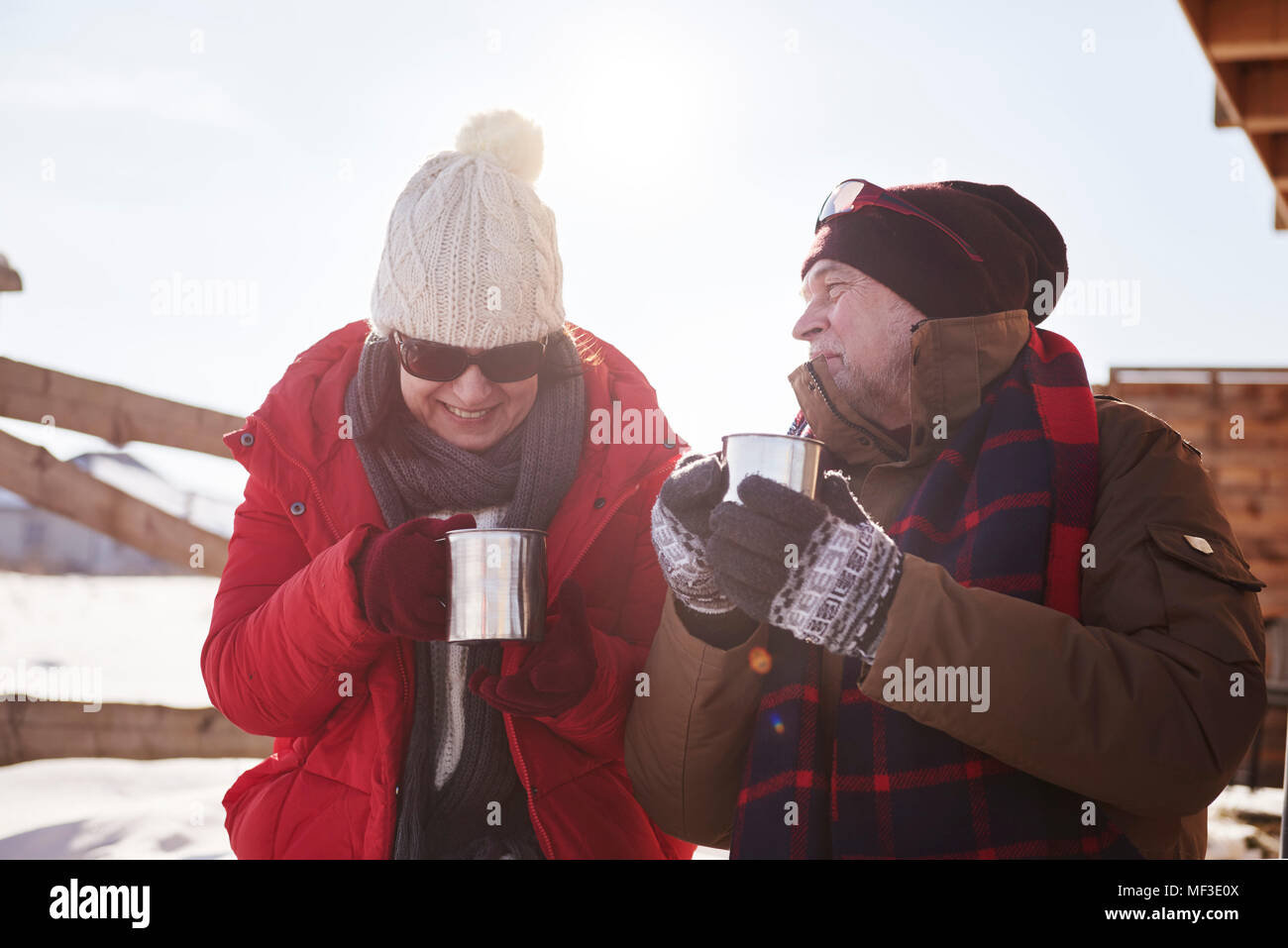 Couple de boissons chaudes en plein air au refuge de montagne en hiver Banque D'Images