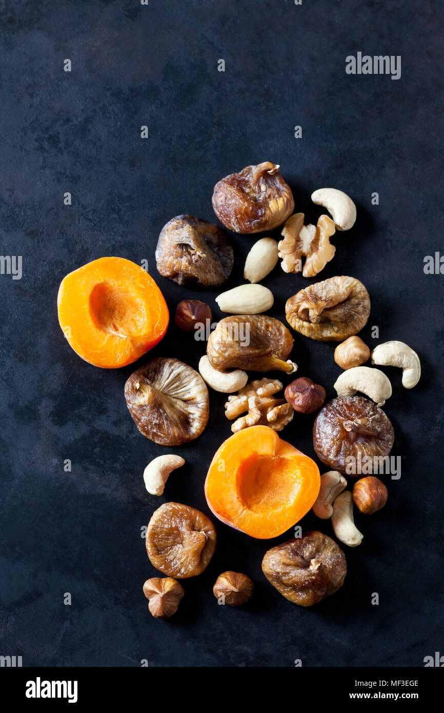 Fabrication d'abricot, figues séchées, amandes et divers écrous sur la masse sombre Banque D'Images