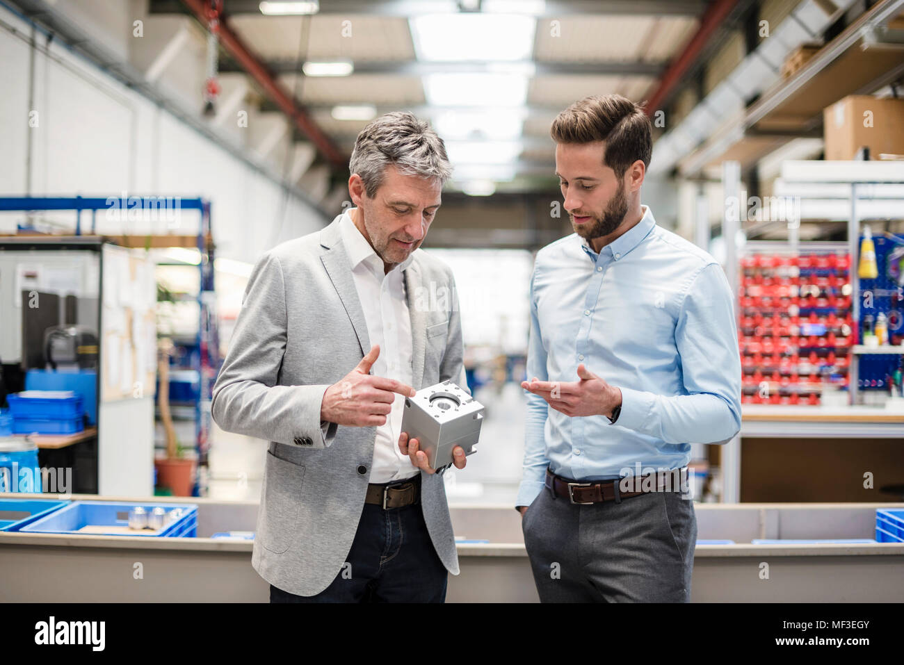 Les hommes d'affaires au cours de réunion avec un produit en salle de production Banque D'Images