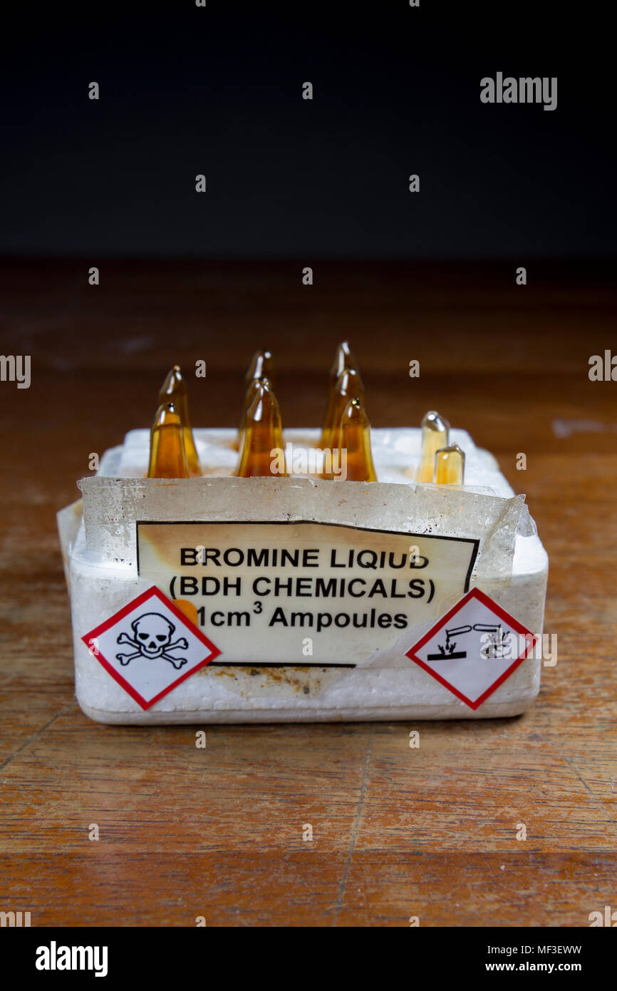 (Ampoules ou flacons) de brome liquide stocké dans un récipient en polystyrène (toxicité aiguë et corrosives étiquettes). Comme utilisé dans une école secondaire/UK Banque D'Images