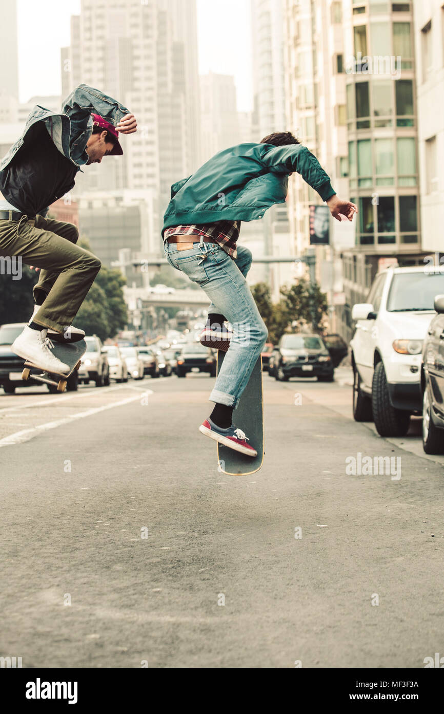 États-unis, Californie, San Francisco, deux jeunes hommes patinage sur la rue Banque D'Images