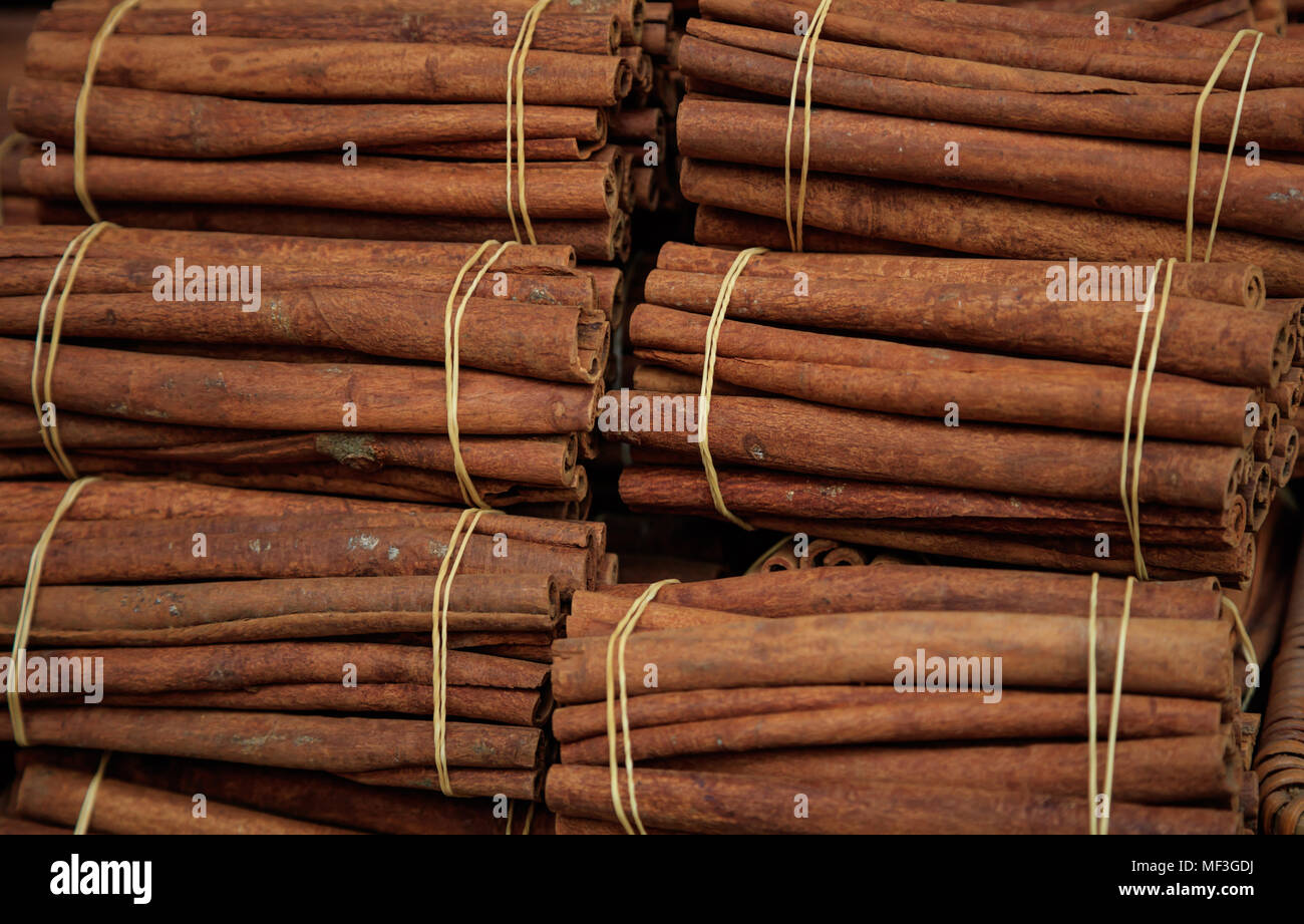 Bâtons de cannelle sur rouleaux de fines herbes liés. Brun naturel d'épices aromatiques Canella, vue de dessus, l'arrière-plan Banque D'Images