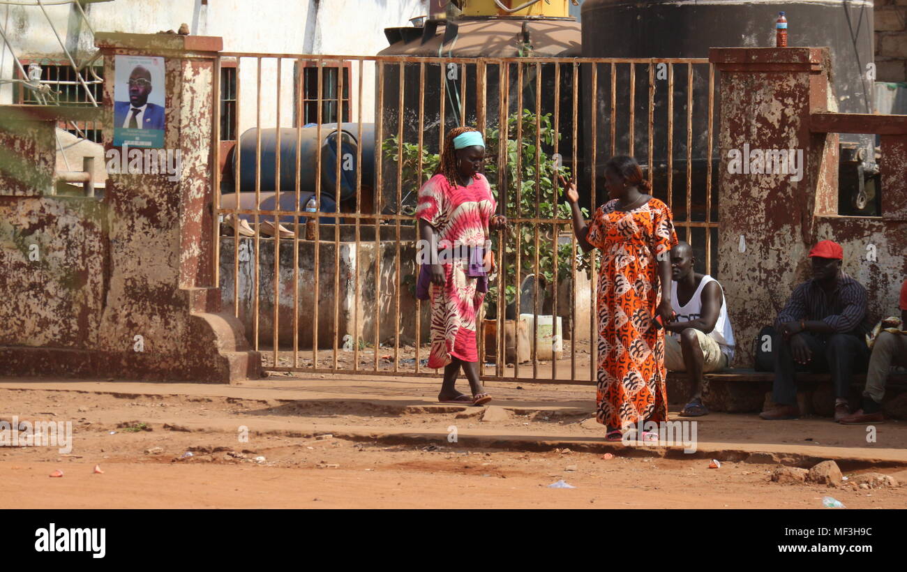 Le peuple de l'Afrique de l'Ouest est vêque de la robe traditionnelle sur le côté de la route à Bissau, en Guinée-Bissau. Banque D'Images