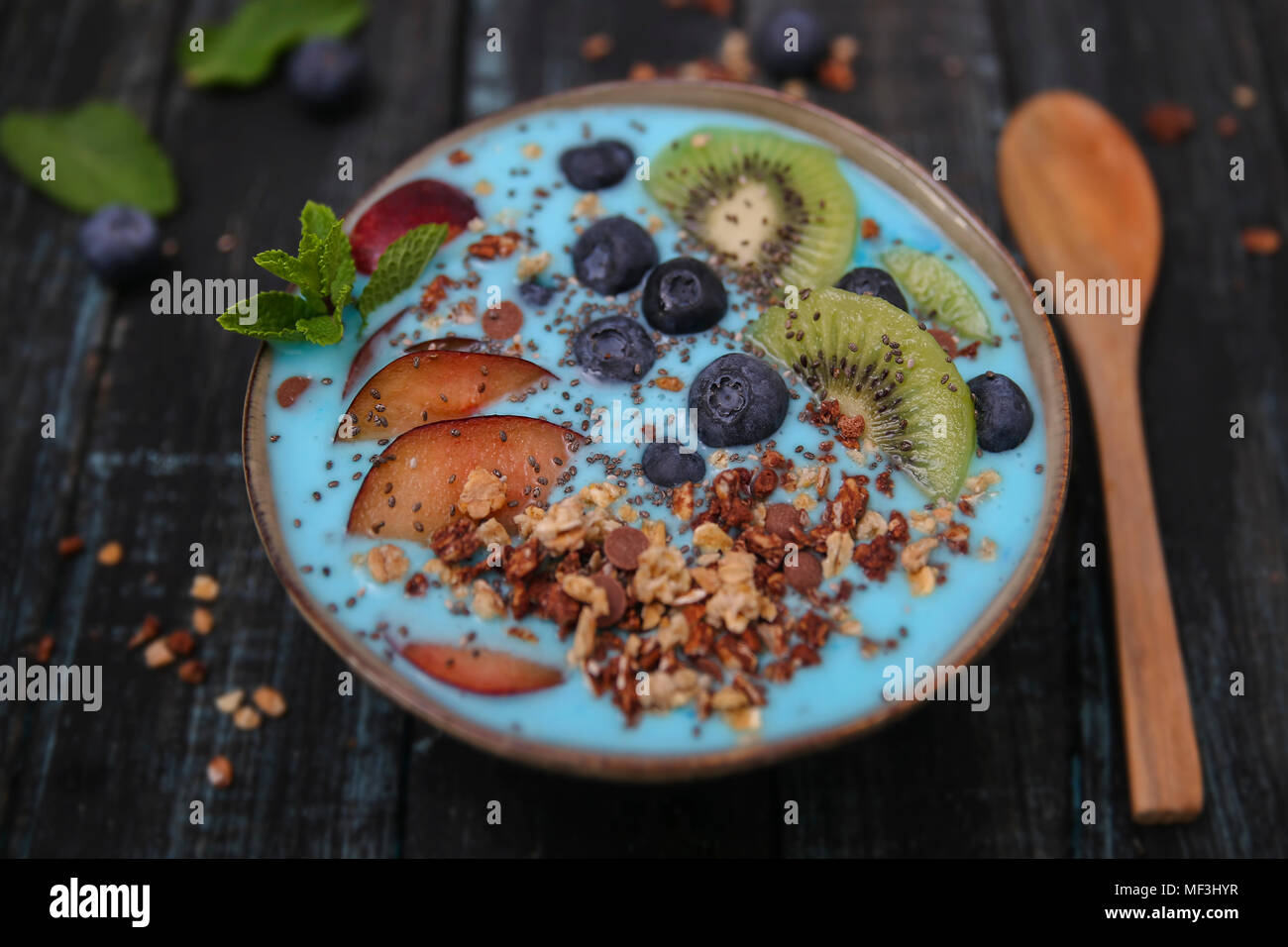 Smoothie Superfood bol avec les graines de chia, bleuets, nectarine, kiwi et chocolat muesli Banque D'Images