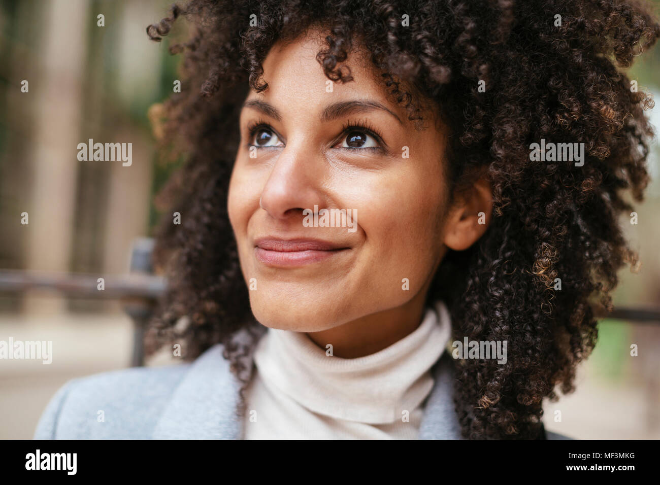 Portrait of smiling woman looking up Banque D'Images