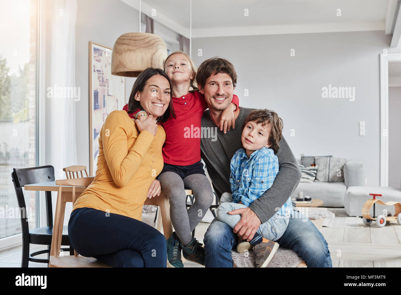 Portrait de famille heureuse avec deux enfants à la maison Banque D'Images
