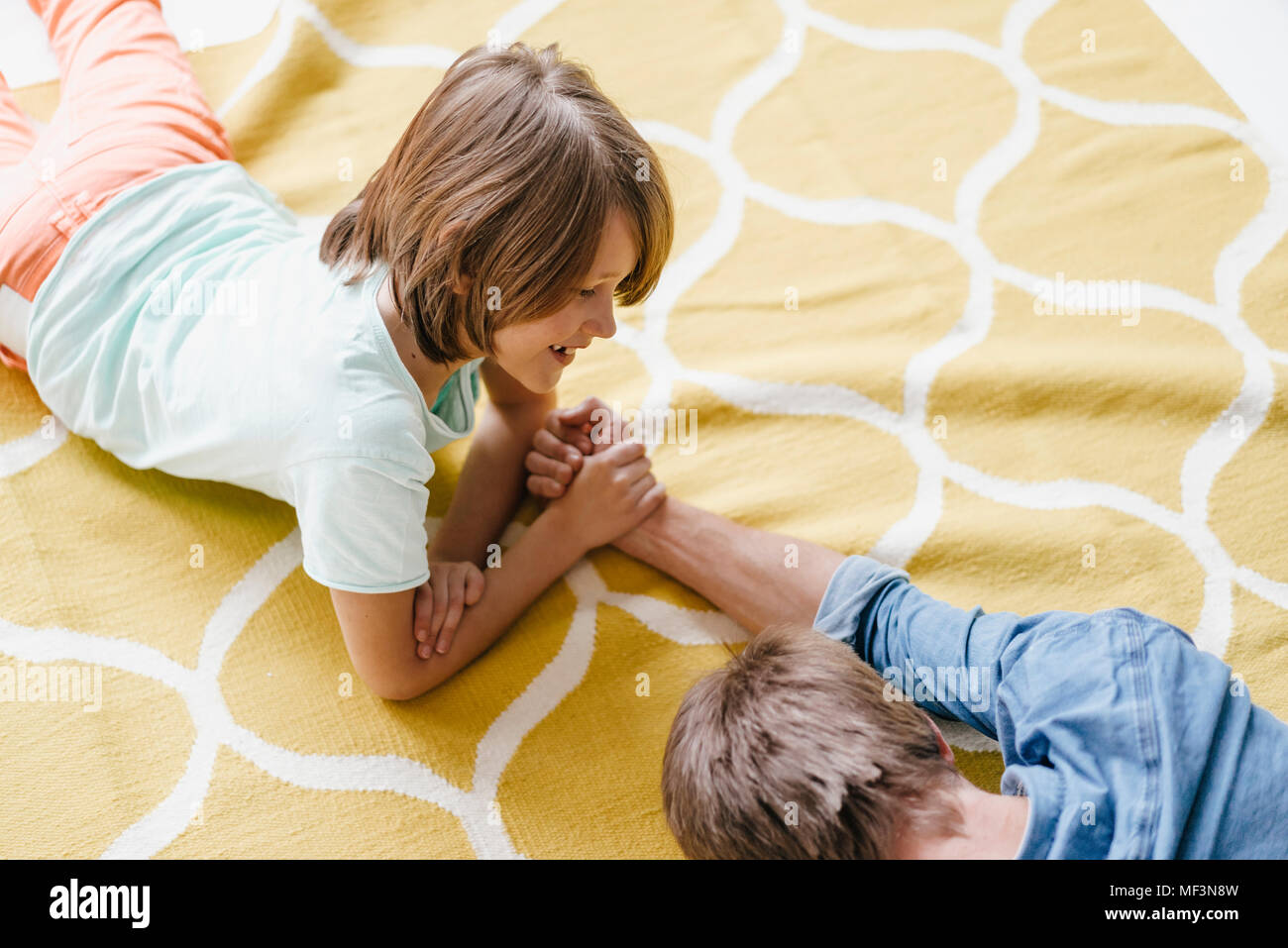Fils Père vaincre dans Arm wrestling Banque D'Images