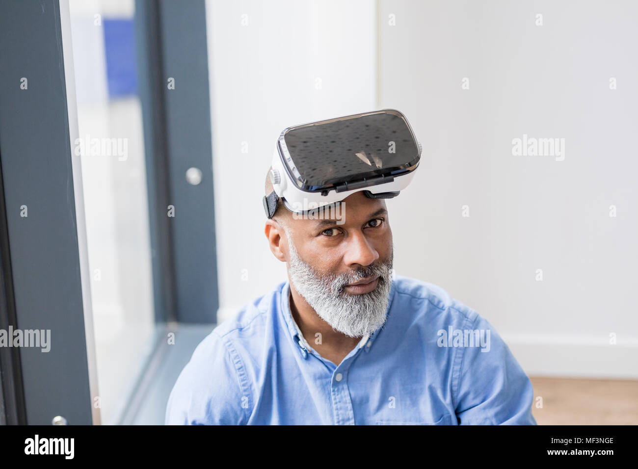 Portrait of businessman avec des lunettes de réalité virtuelle Banque D'Images