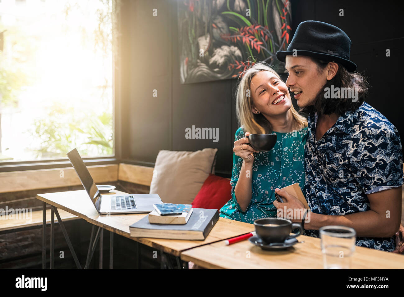 Artiste couple sitting in cafe et de s'amuser ensemble Banque D'Images