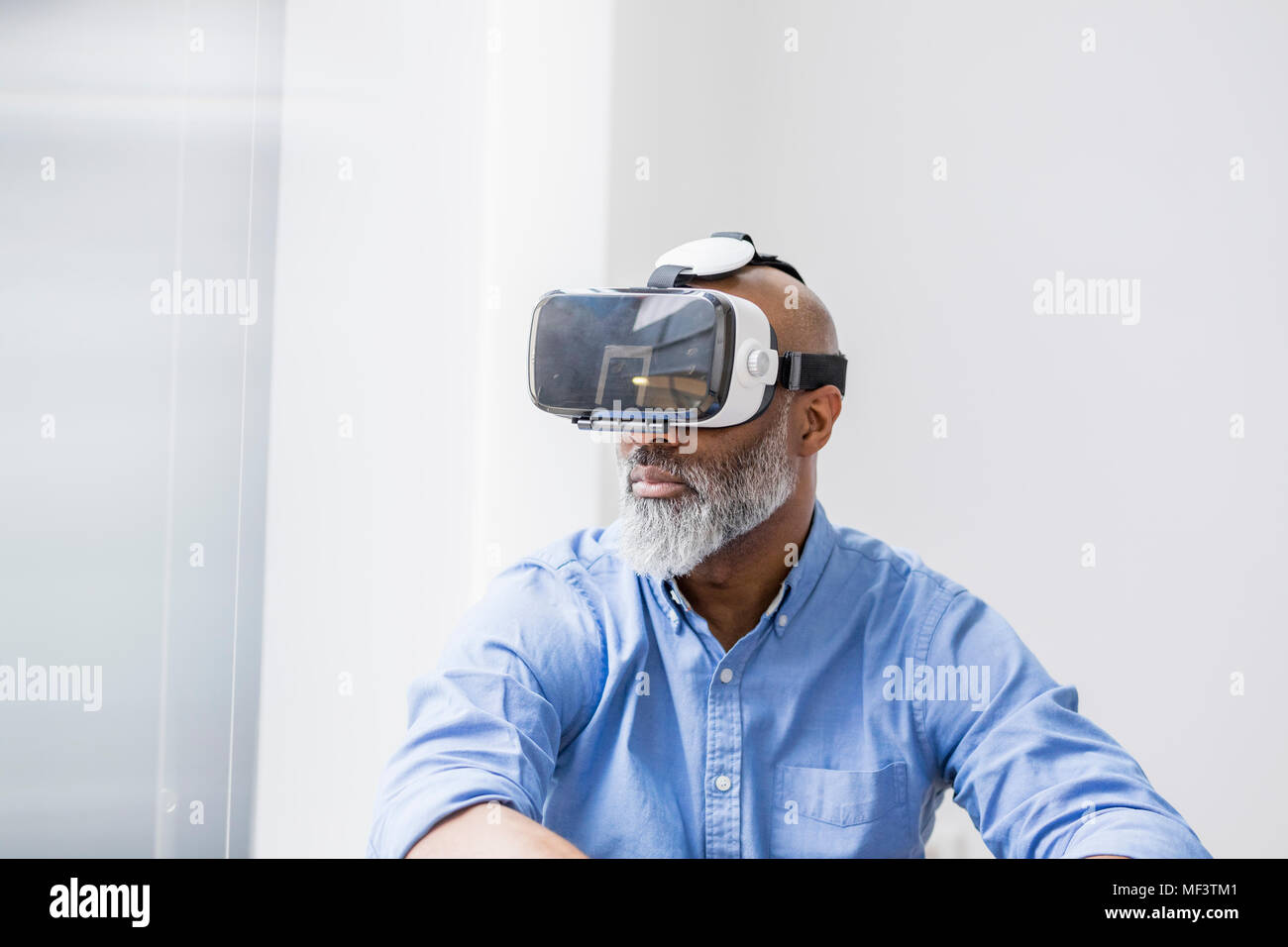 Lunettes de réalité virtuelle à l'aide d'affaires Banque D'Images