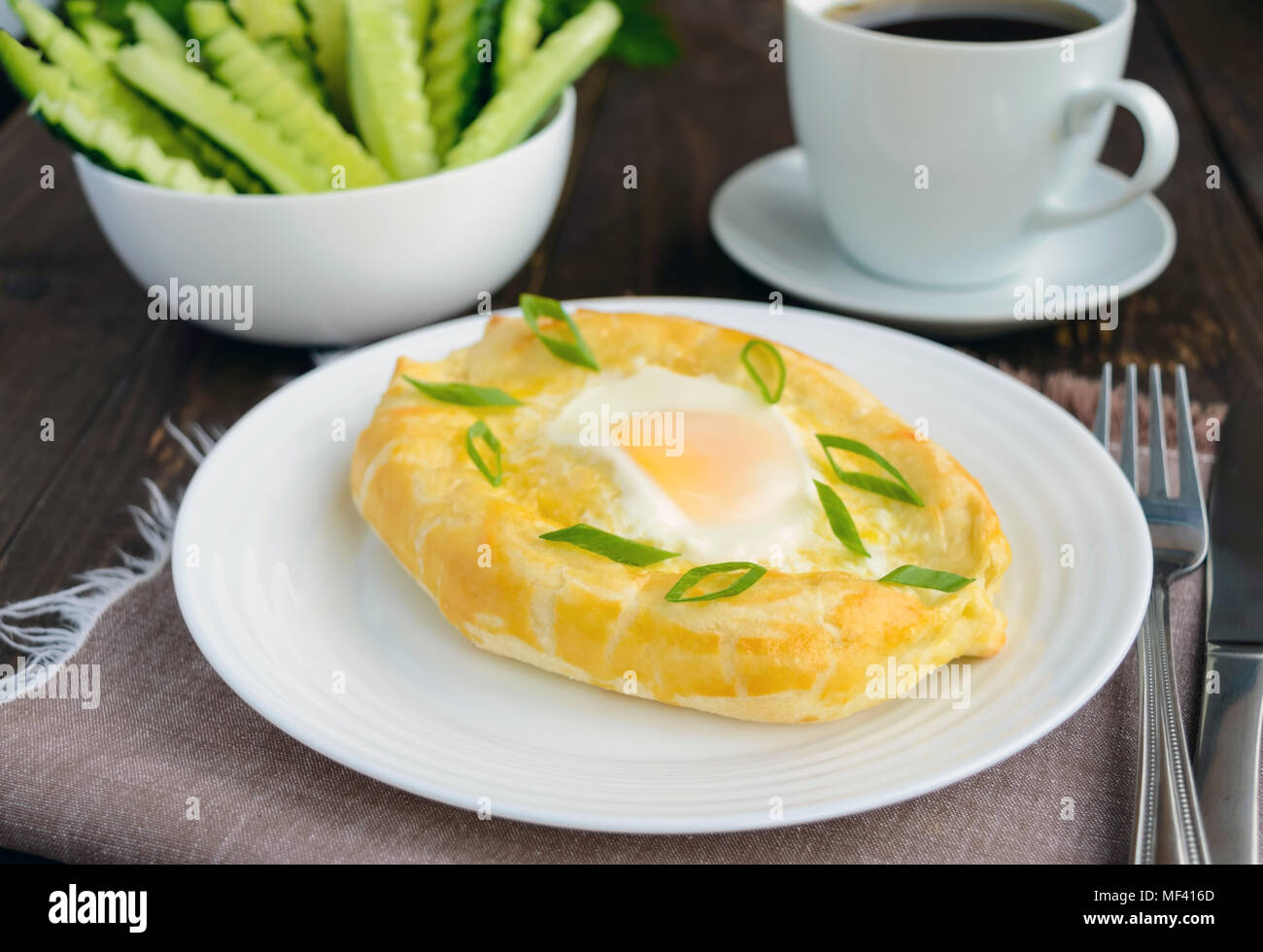 Khachapuri à Adjara (des galettes avec différents matériaux sous la forme d'un bateau) - le plat national de la cuisine géorgienne. Et une tasse de thé Banque D'Images