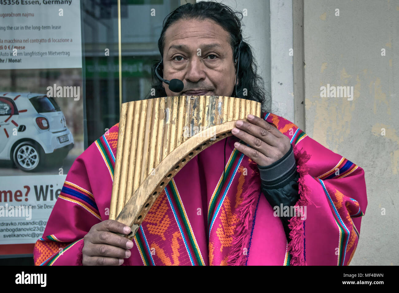 Slavonski Brod, Croatie - Portrait d'un homme du Pérou jouant la flûte et arts de la rue dans la rue Banque D'Images