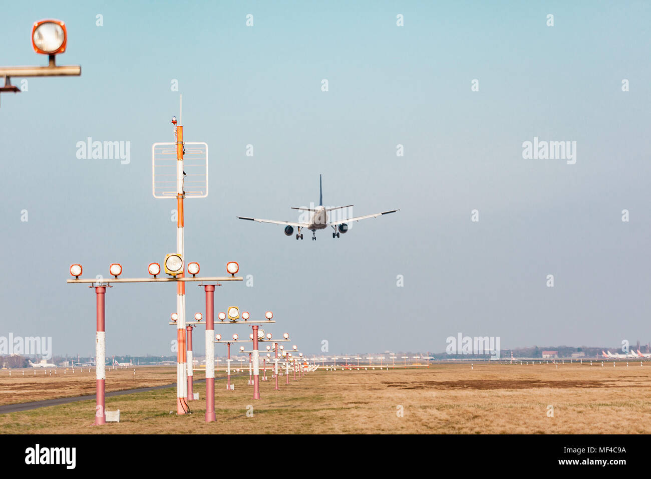 En avion De l'air approche à l'atterrissage à l'aéroport car des rafales de le pousser, pupilles côté peu profond avec l'accent sur l'avion de retour Banque D'Images