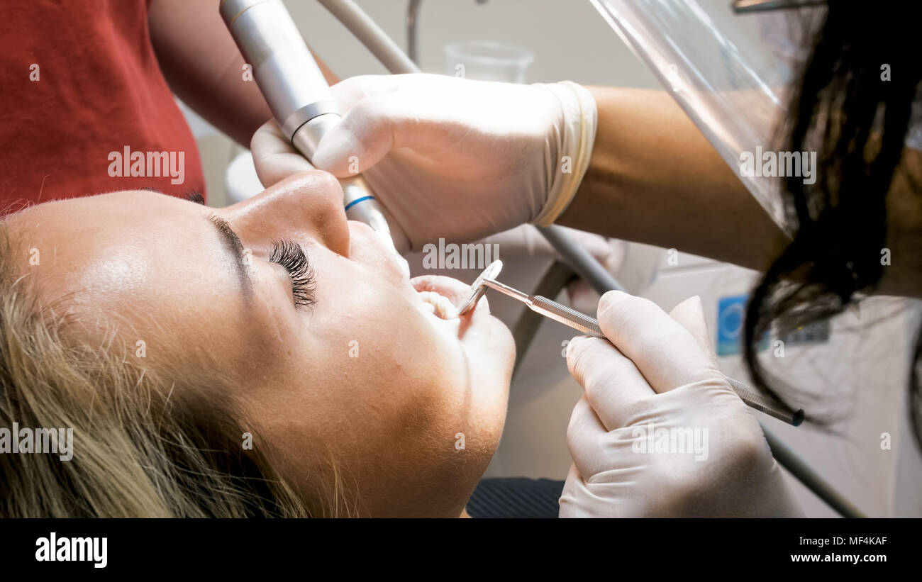 Libre De Droit Des Jeunes Femme Ouvre La Bouche Tandis Que La Plaque Des Dents Dentiste Cleaning Photo Stock Alamy