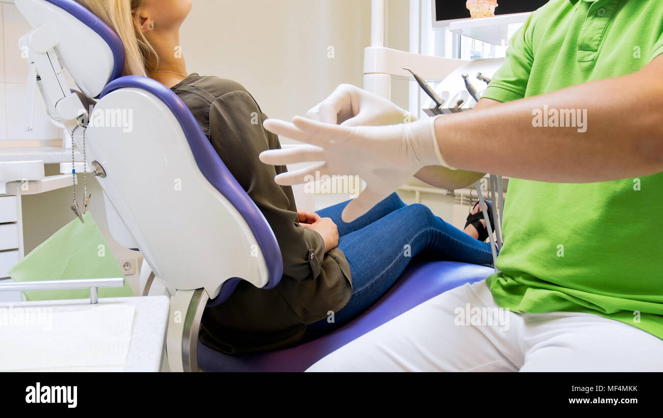 Libre De Droit De Dentiste En Portant Des Gants De Latex Sur Les Mains Photo Stock Alamy
