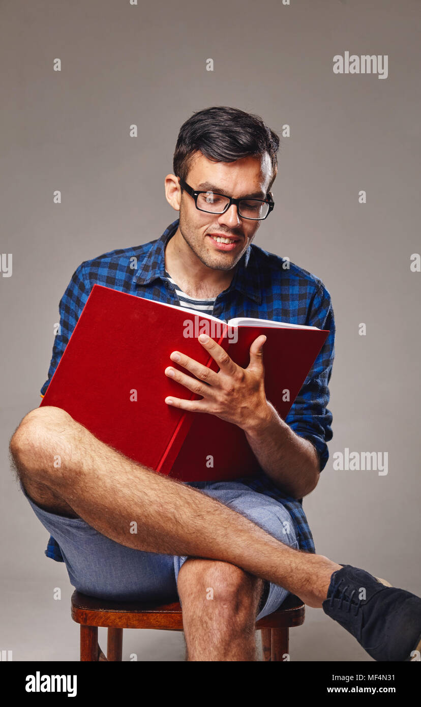 Homme est assis et notes dans un ordinateur portable Banque D'Images