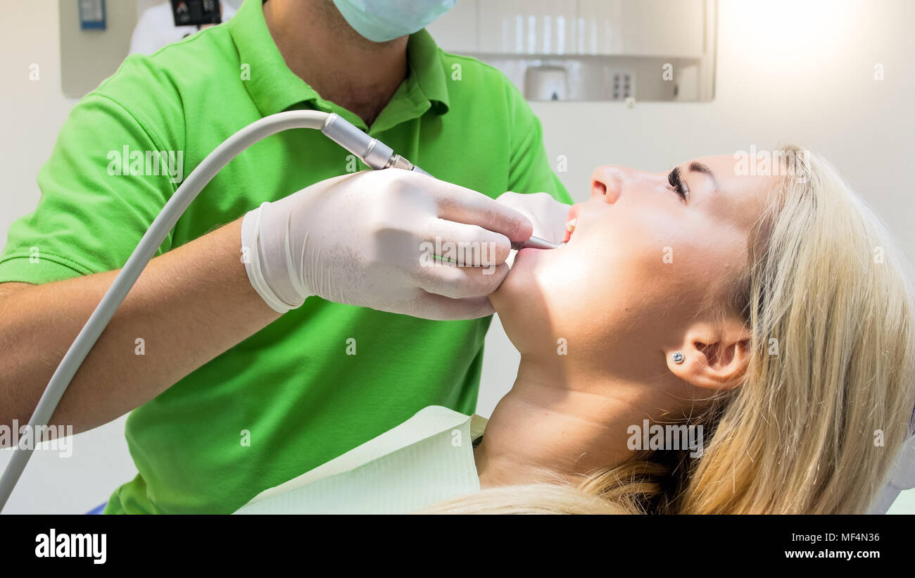 Libre De Droit De Jeune Femme Ouvre Sa Bouche Dentiste Whuile Tretens Ses Dents Photo Stock Alamy