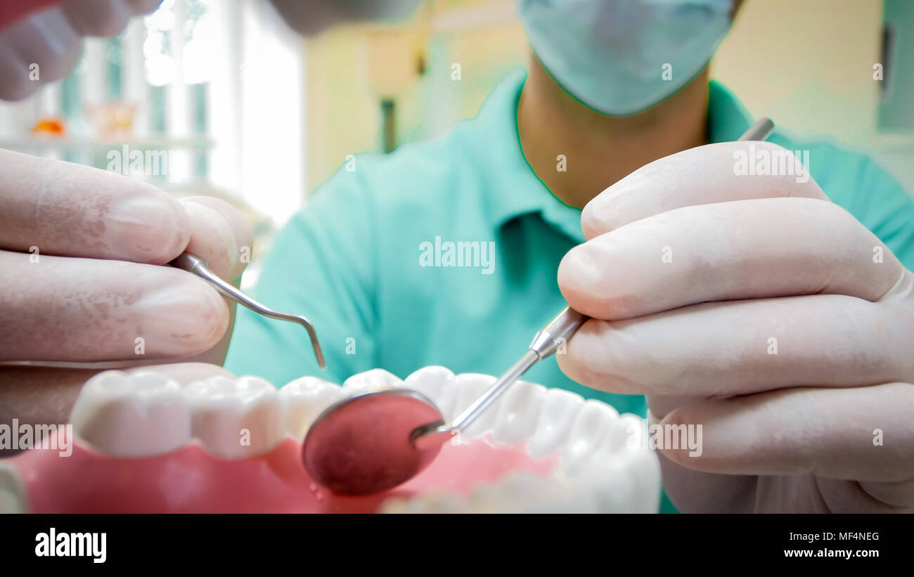 Libre De Droit D Inspection Pov Dentiste Cavite Orale Avec Miroir Dentaire Photo Stock Alamy