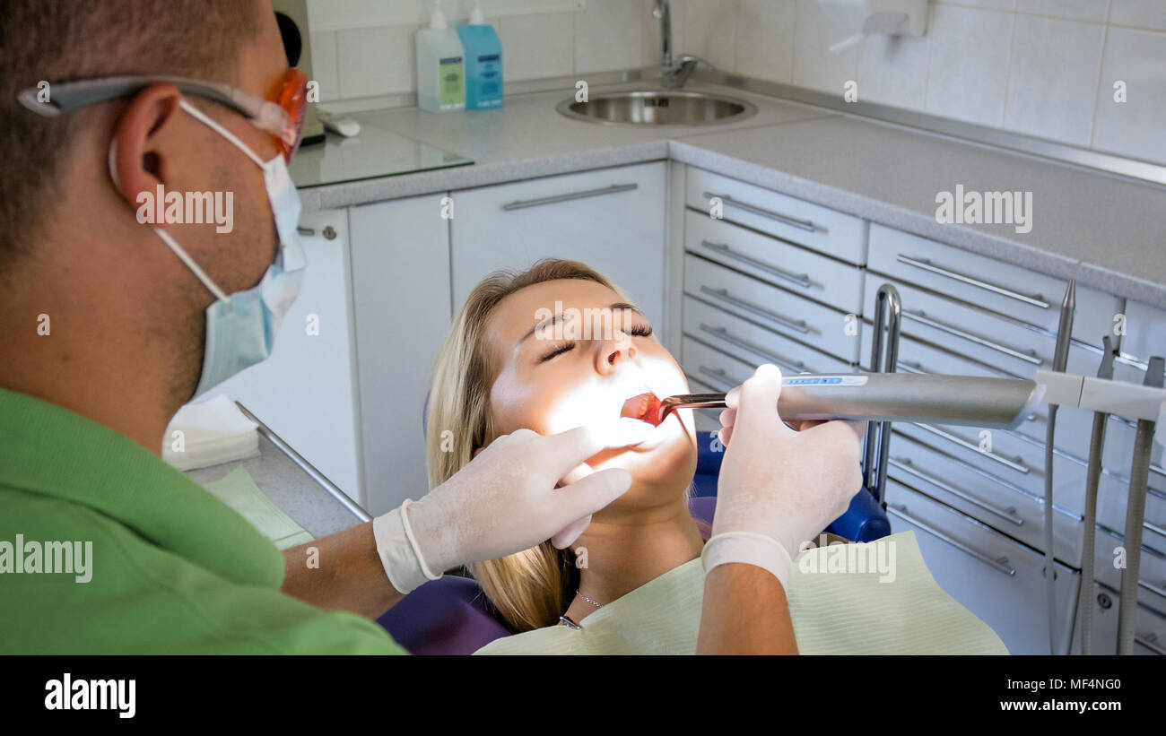 Libre De Droit De L Aide D Un Dentiste Et Photopolymeres Lampe Uv Pour Le Traitement Des Dents Photo Stock Alamy