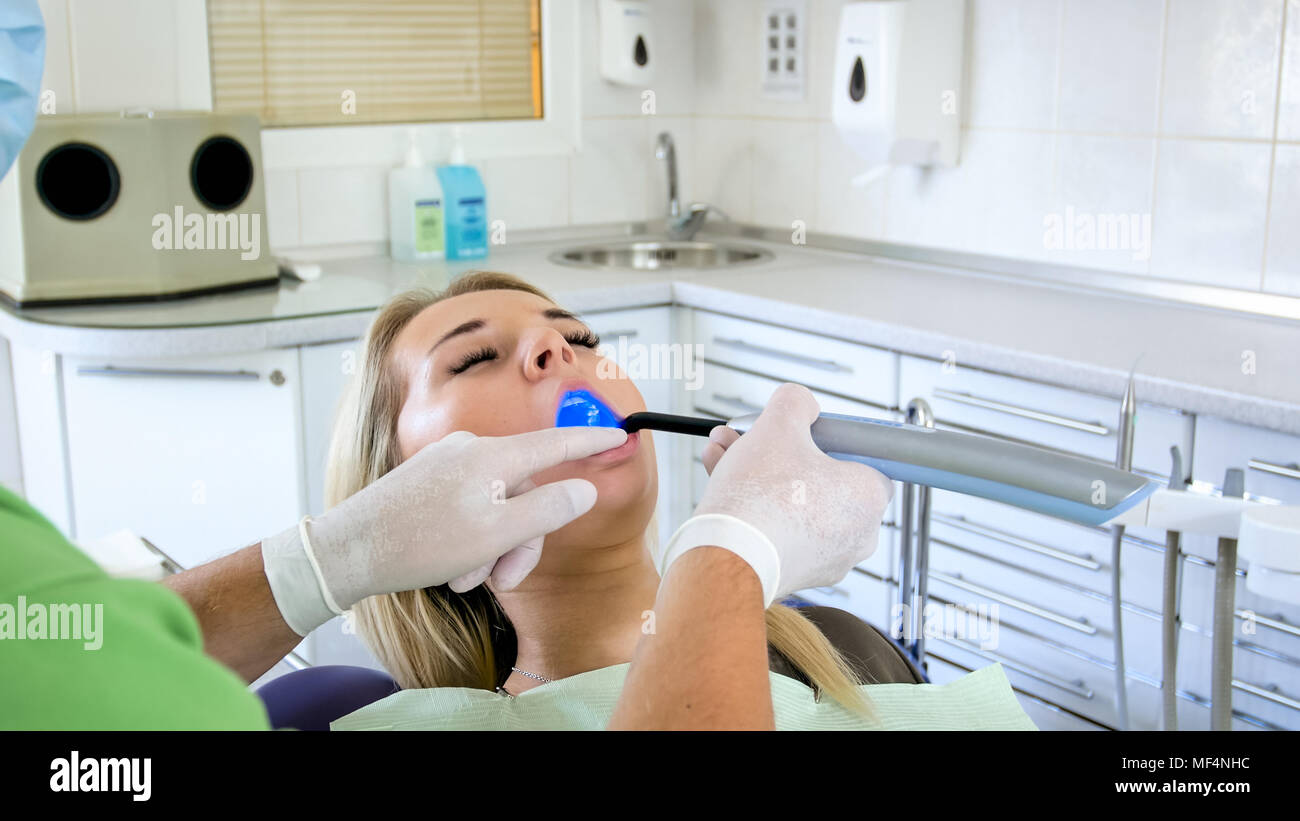 Libre De Droit De L Aide Dentiste Lampe A Ultraviolet Pour Le Traitement Des Dents Photo Stock Alamy