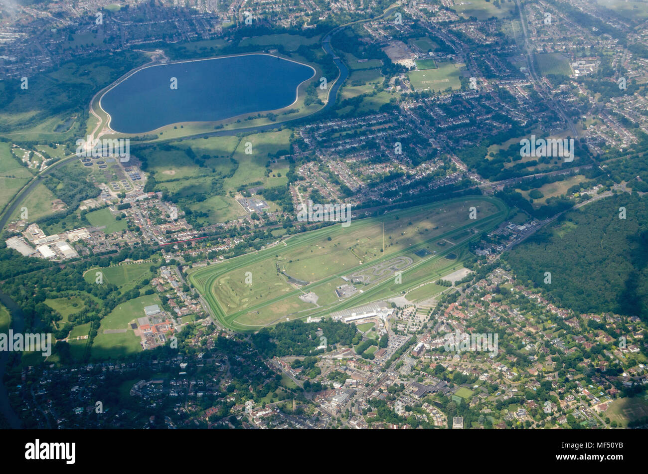 Vue aérienne de Camberley dans le Surrey avec l'hippodrome Sandown Park à la vue et de la grange de l'île et la rivière Mole du réservoir. Jour d'été ensoleillé. Banque D'Images